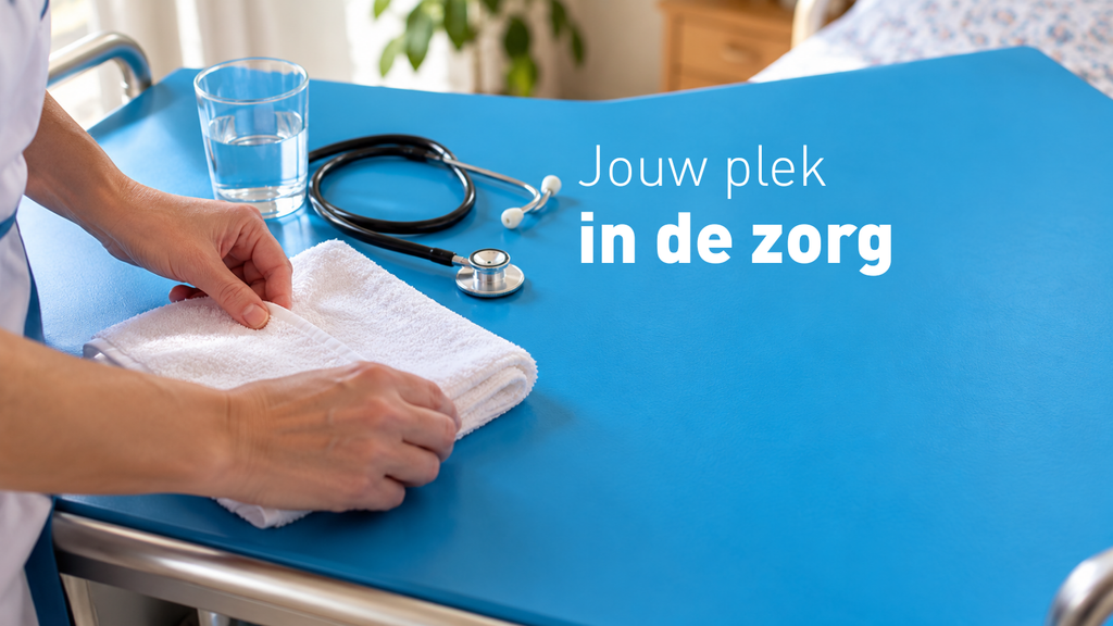 Handen leggen een witte handdoek klaar op een blauwe zorgtrolley naast een glas water en stethoscoop. Tekst: Jouw plek in de zorg.