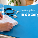 Handen leggen een witte handdoek klaar op een blauwe zorgtrolley naast een glas water en stethoscoop. Tekst: Jouw plek in de zorg.