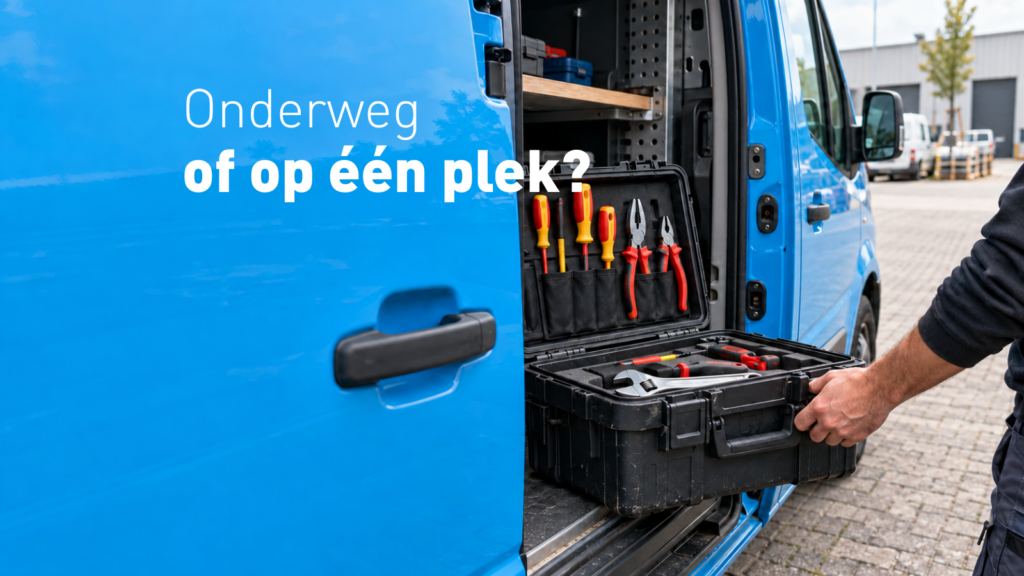 Een medewerker pakt een gereedschapskist bij de open deur van een blauwe servicebus. Tekst: Onderweg of op één plek?